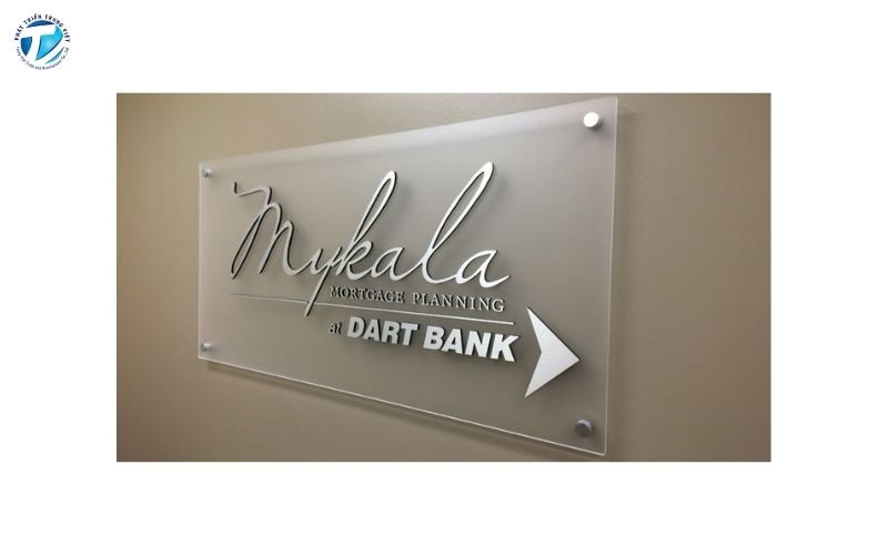 Làm bảng hiệu công ty mica được ưa chuộng nhờ cân bằng giữa thẩm mỹ, chi phí và độ bền